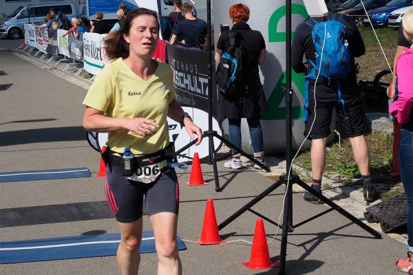 Südthüringentrail 2018 . Im Simson-Gewerbepark im Ziel: Katrin Bing