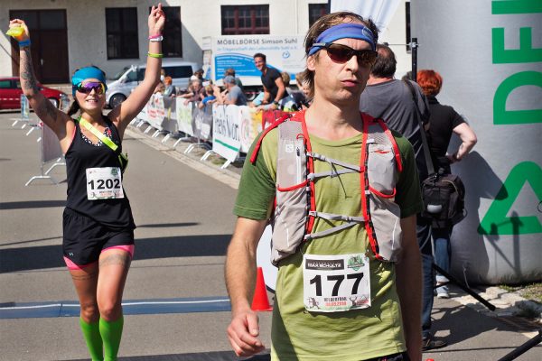 Südthüringentrail 2018 . Im Simson-Gewerbepark im Ziel: Charmaine Spieker, Jens franke