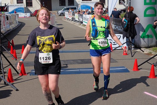 Südthüringentrail 2018 . Im Simson-Gewerbepark im Ziel: Josephine Zöllner & Franziska Söffner