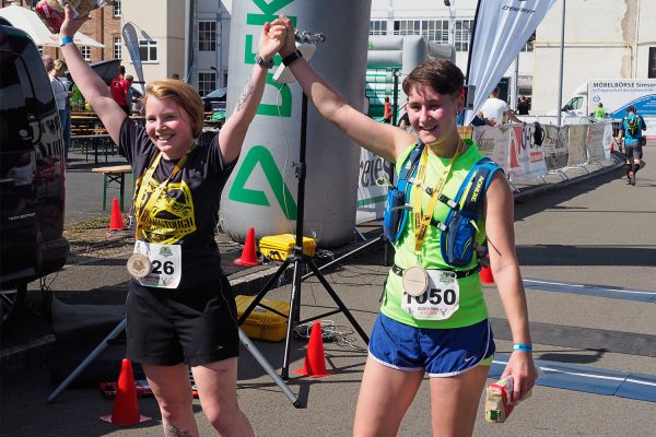 Südthüringentrail 2018 . Im Simson-Gewerbepark im Ziel: Josephine Zöllner & Franziska Söffner