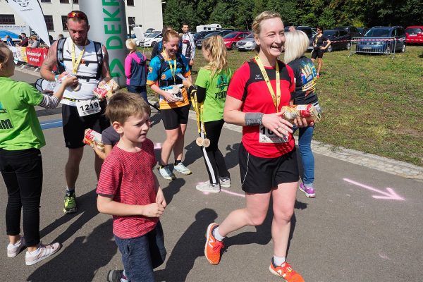 Südthüringentrail 2018 . Im Simson-Gewerbepark im Ziel: Christian + Nicole Wysocki, Diana Bohlig