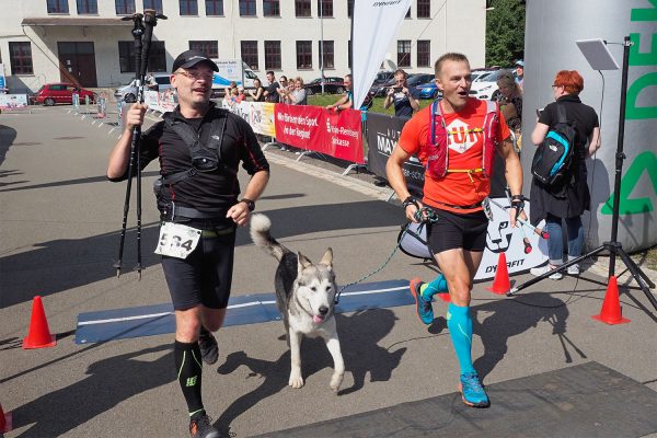 Südthüringentrail 2018 . Im Simson-Gewerbepark im Ziel: Silvio Fiedler, Christian Ebert