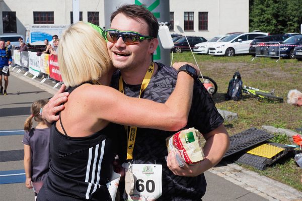 Südthüringentrail 2018 . Im Simson-Gewerbepark im Ziel: Kathy Hempel, Robert Herrmann