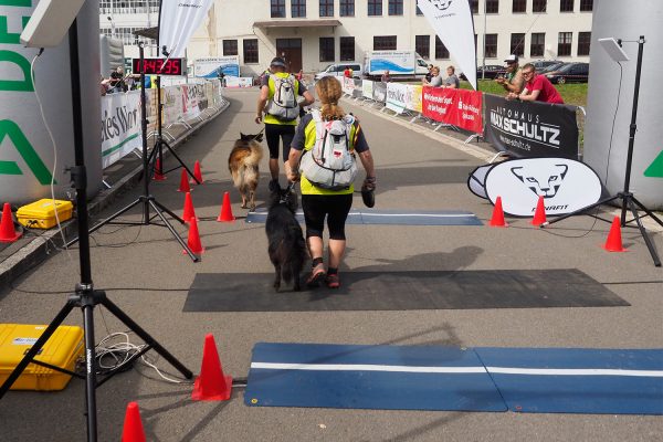 Südthüringentrail 2018 . Im Simson-Gewerbepark im Zieldurchlauf: Doris + Horst Weiler