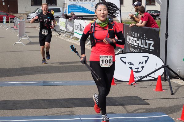 Südthüringentrail 2018 . Im Simson-Gewerbepark im Ziel: Tobias Gerber + Yu Zhang