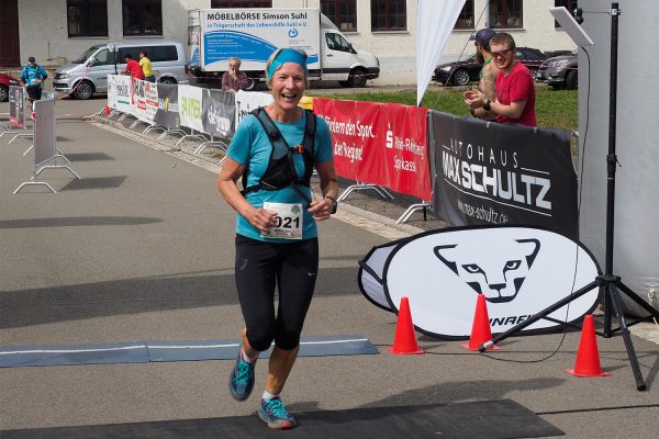 Südthüringentrail 2018 . Im Simson-Gewerbepark im Ziel: Jutta Friedrich