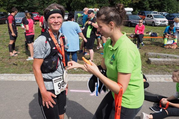 Südthüringentrail 2018 . Im Simson-Gewerbepark im Ziel: Heidrun Stucke