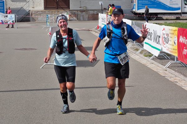 Südthüringentrail 2018 . Im Simson-Gewerbepark im Ziel: Regina + Klaus Kistner