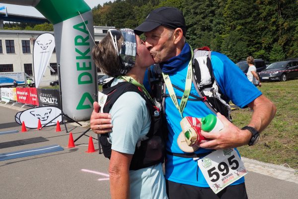 Südthüringentrail 2018 . Im Simson-Gewerbepark im Ziel: Regina + Klaus Kistner