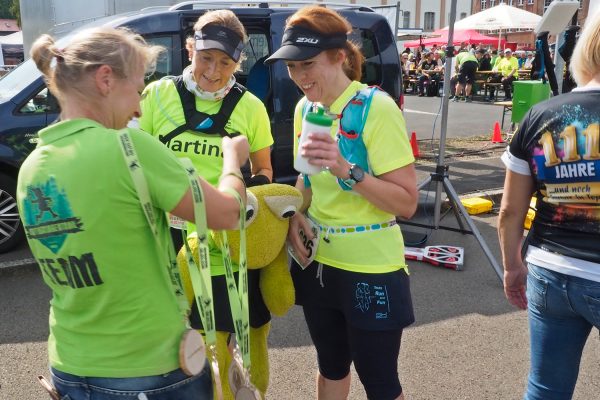 Südthüringentrail 2018 . Im Simson-Gewerbepark im Ziel: Martina Pahmeyer + Ute Karklis