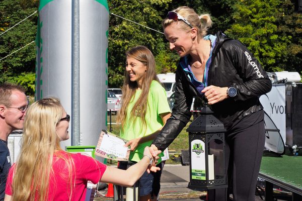 Südthüringentrail 2018 . Siegerehrung: Riesentrail w: 2. Monika Kahl, 1. Romy Mey