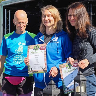 Südthüringentrail 2018 . Siegerehrung: Heldentrail w: 2. Britta Hübner, 1. Juliane Totzke, 3. Carolin Weimer