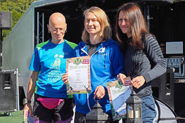 Südthüringentrail 2018 . Siegerehrung: Heldentrail w: 2. Britta Hübner, 1. Juliane Totzke, 3. Carolin Weimer