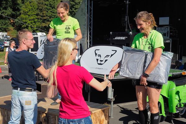 Südthüringentrail 2018 . Siegerehrung: Riesentrail Senior Master Women: 1. Kirsten Gerth, 3. Marlen Saam