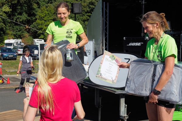 Südthüringentrail 2018 . Siegerehrung: Riesentrail Senior Master Women: 1. Kirsten Gerth, 3. Marlen Saam