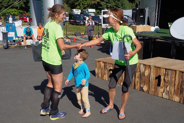 Südthüringentrail 2018 . Siegerehrung: Riesentrail Senior Master Women: Marlen Saam gratuliert Tana Stark