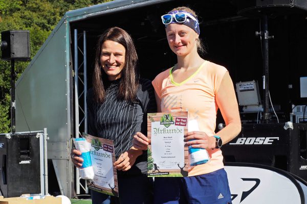 Südthüringentrail 2018 . Siegerehrung: Heldentrail Women: 2. Carolin Weimer, 3. Maria Blauth