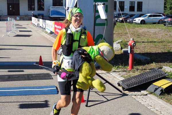 Südthüringentrail 2018 . Im Simson-Gewerbepark im Ziel: Cornelia Rohwedder