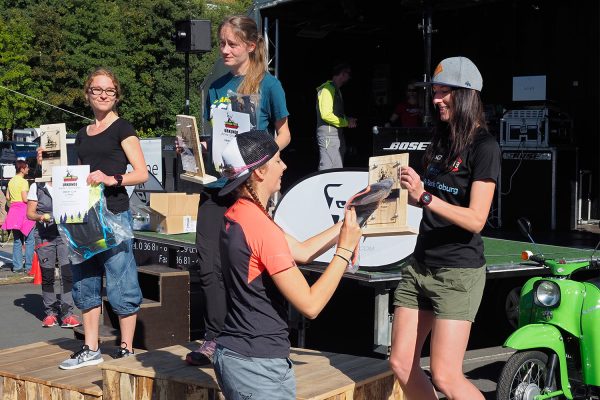 Südthüringentrail 2018 . Siegerehrung: German Trailrunning Cup: Smart Cup Frauen: 2. Helén Schrötter, 1. Anne Gründler, 3. Vera Brunner