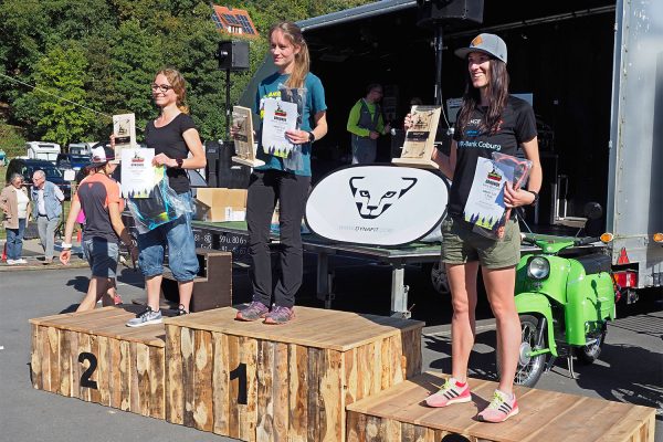 Südthüringentrail 2018 . Siegerehrung: German Trailrunning Cup: Smart Cup Frauen: 2. Helén Schrötter, 1. Anne Gründler, 3. Vera Brunner