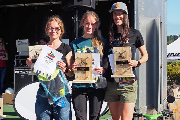 Südthüringentrail 2018 . Siegerehrung: German Trailrunning Cup: Smart Cup Frauen: 2. Helén Schrötter, 1. Anne Gründler, 3. Vera Brunner