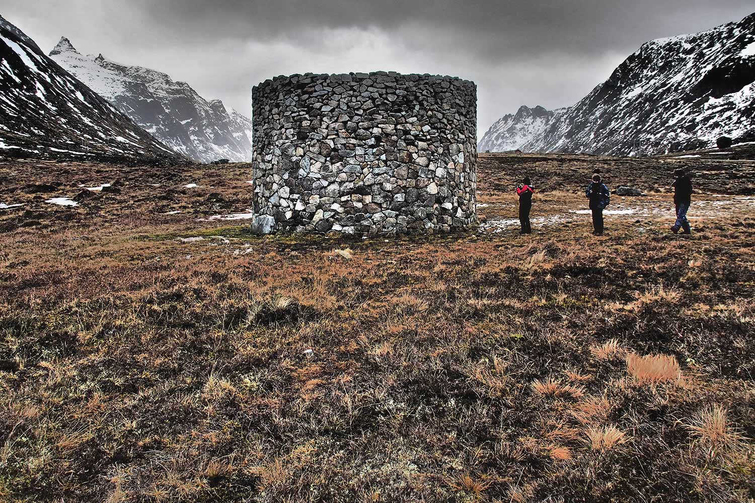 Landschaftskunst "Epitaph" . Spengerelva . Lofoten . 2013 (Foto: Andreas Kuhrt)