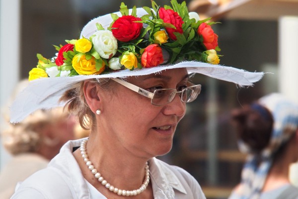 Frau mit Blumenhut . TFF . Rudolstadt . 2014 (Foto: Andreas Kuhrt)