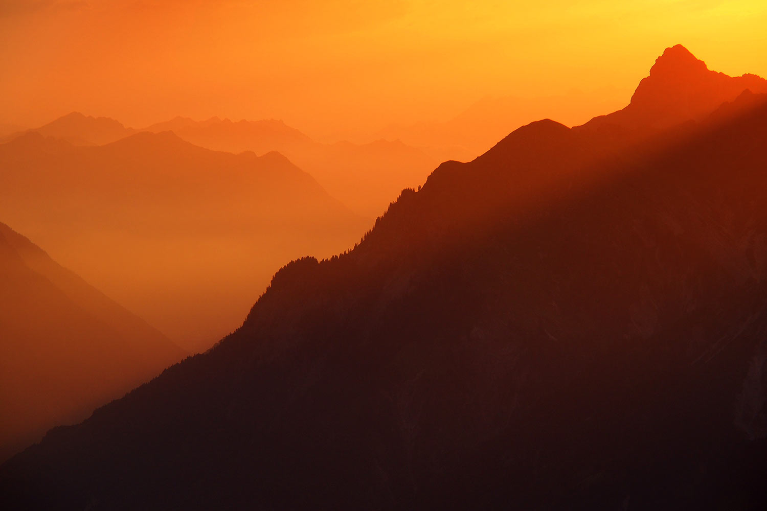 Sonnenuntergang über dem Klostertal an der Kaltenberghütte . Verwall . Österreichische Alpen . 2013 (Foto: Andreas Kuhrt)