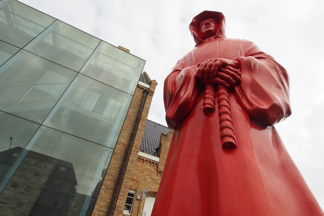 Skulptur Sint Idesbald am Klostermuseum Ten Duinen . Koksijde . Fotoclubtour Flandern 2013 (Foto: Andreas Kuhrt)