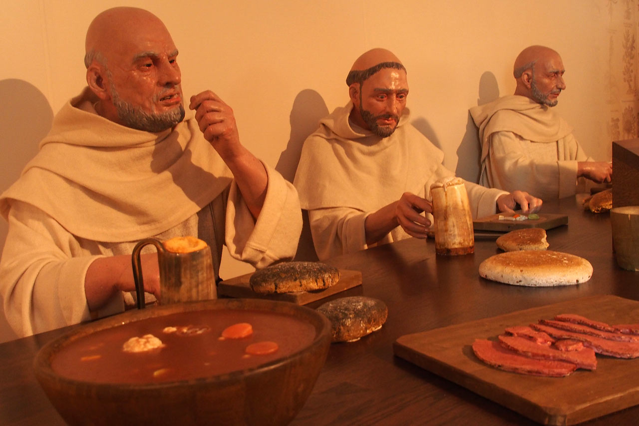 Figuren Mönche beim Abendmahl im Klostermuseum Ten Duinen . Koksijde . Fotoclubtour Flandern 2013 (Foto: Andreas Kuhrt)