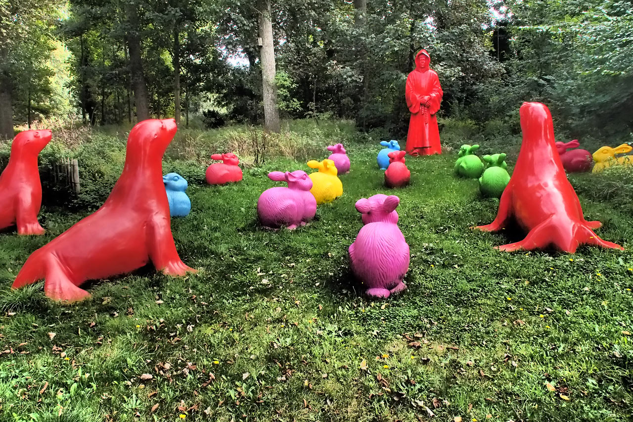 Figuren im Klostergarten Ten Duinen . Koksijde . Fotoclubtour Flandern 2013 (Foto: Andreas Kuhrt)