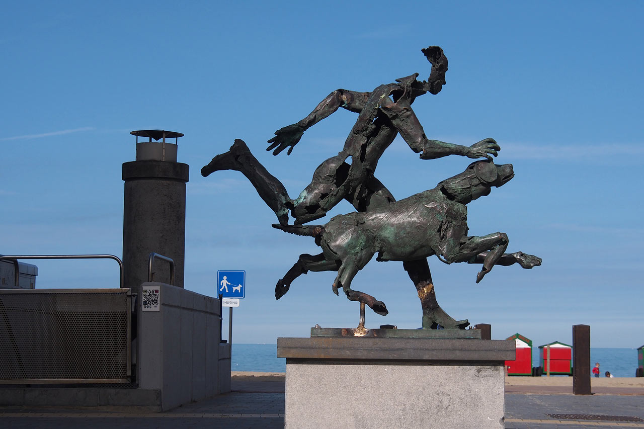 Skulptur an der Strandpromenade von Sint Idesbald . Koksijde . Fotoclubtour Flandern 2013 (Foto: Andreas Kuhrt)