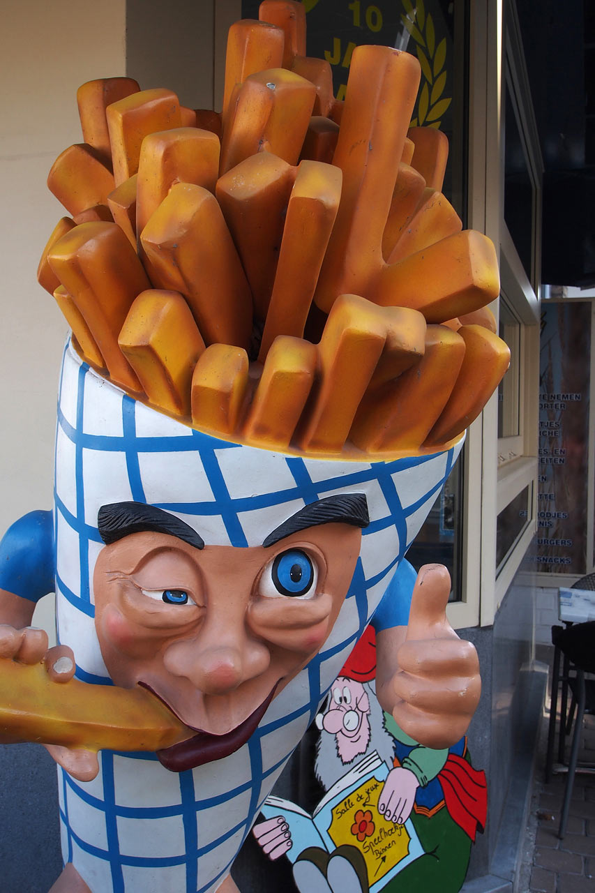 Frittenwerbung an der Strandpromenade von Sint Idesbald . Fotoclubtour Flandern 2013 (Foto: Manuela Hahnebach)