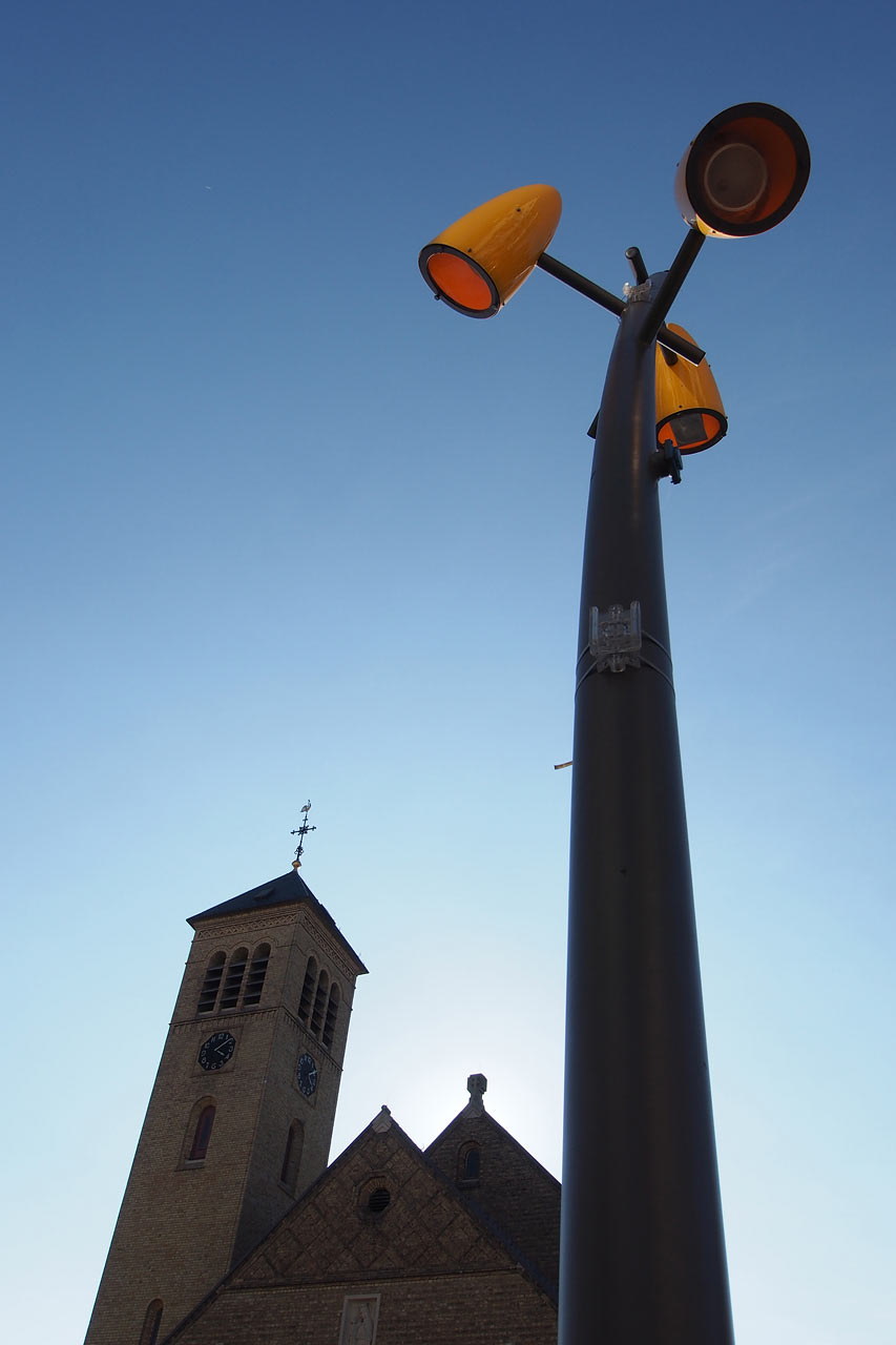 Kirche & Straßenleuchte in De Panne . Fotoclubtour Flandern 2013 (Foto: Andreas Kuhrt)