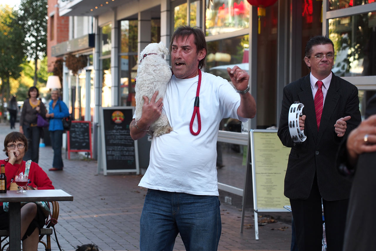 Der mit dem Hund tanzt in De Panne . Fotoclubtour Flandern 2013 (Foto: Manuela Hahnebach)