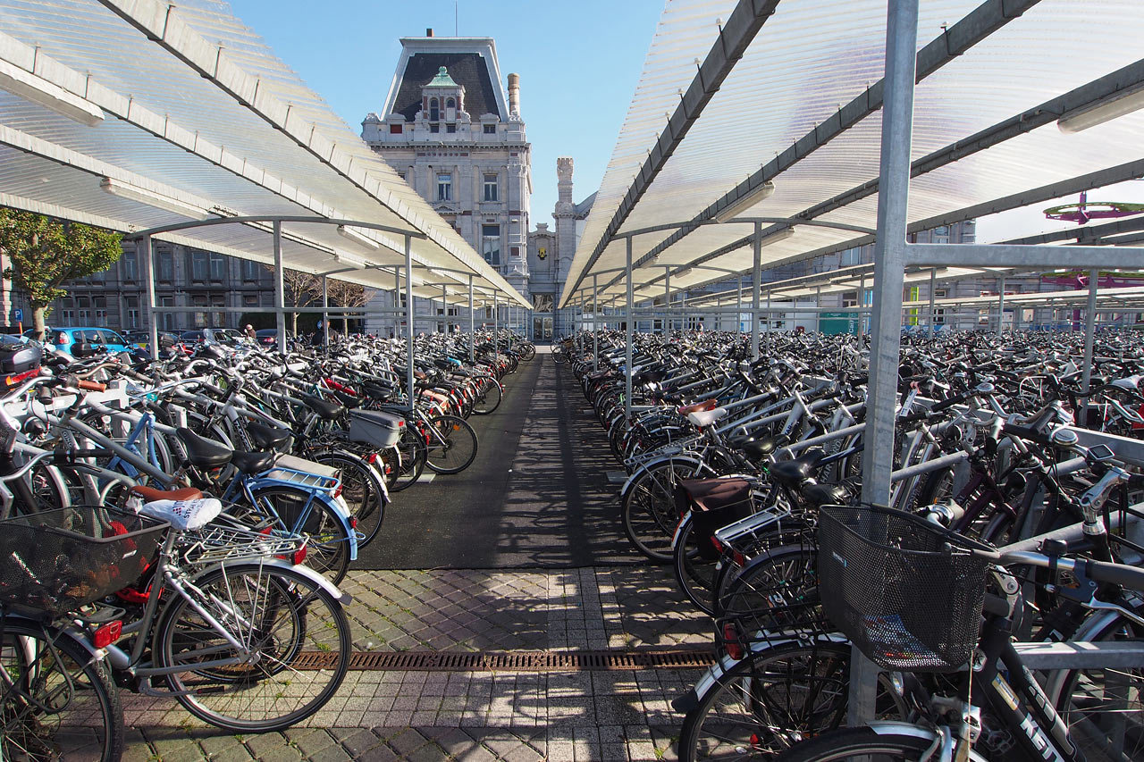 Fahrradparkplatz am Bahnhof von Oostende . Fotoclubtour Flandern 2013 (Foto: Andreas Kuhrt)