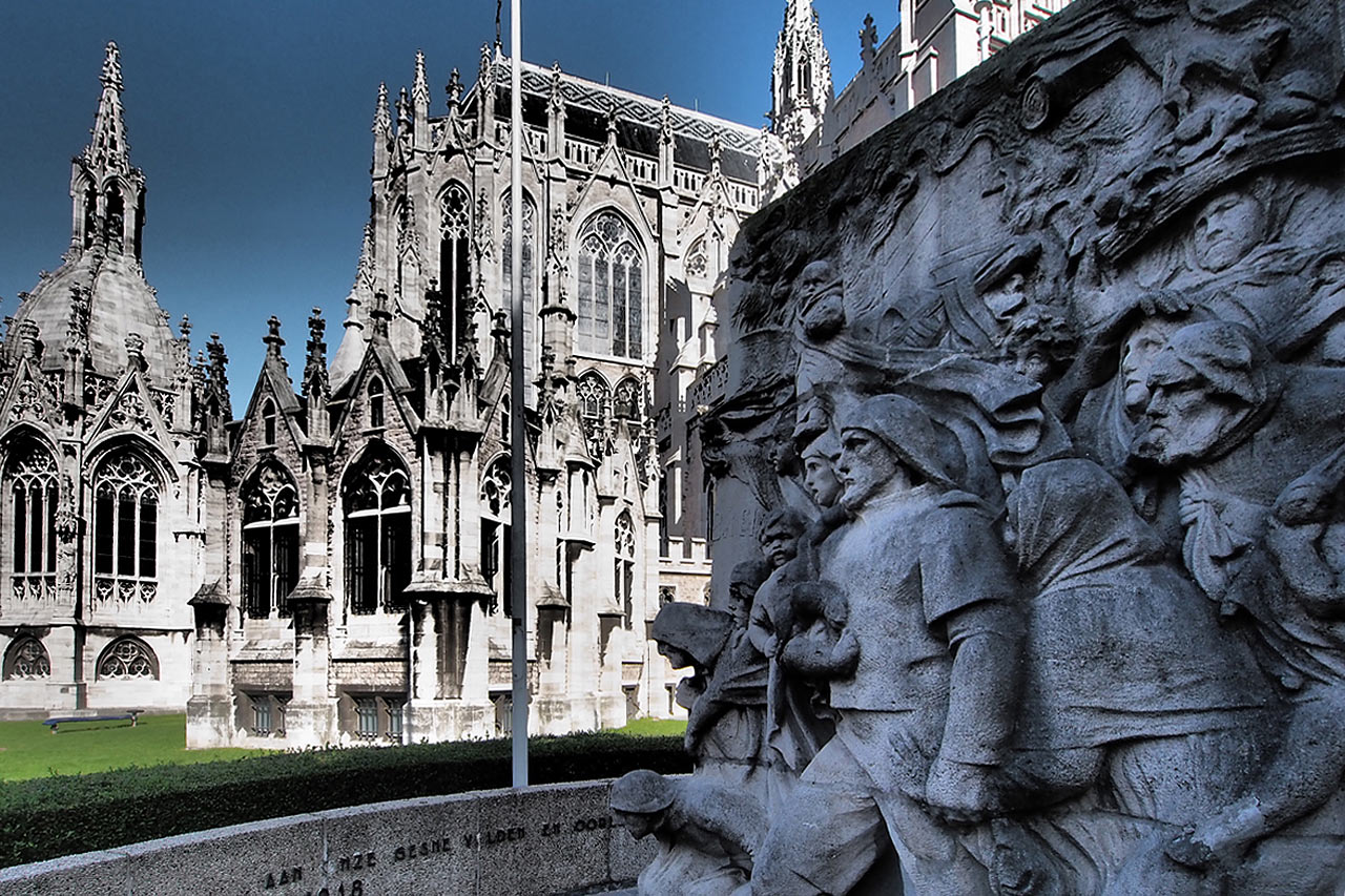 Fischerdenkmal & Sint Petrus en Pauluskerk . Oostende . Fotoclubtour Flandern 2013 (Foto: Andreas Kuhrt)