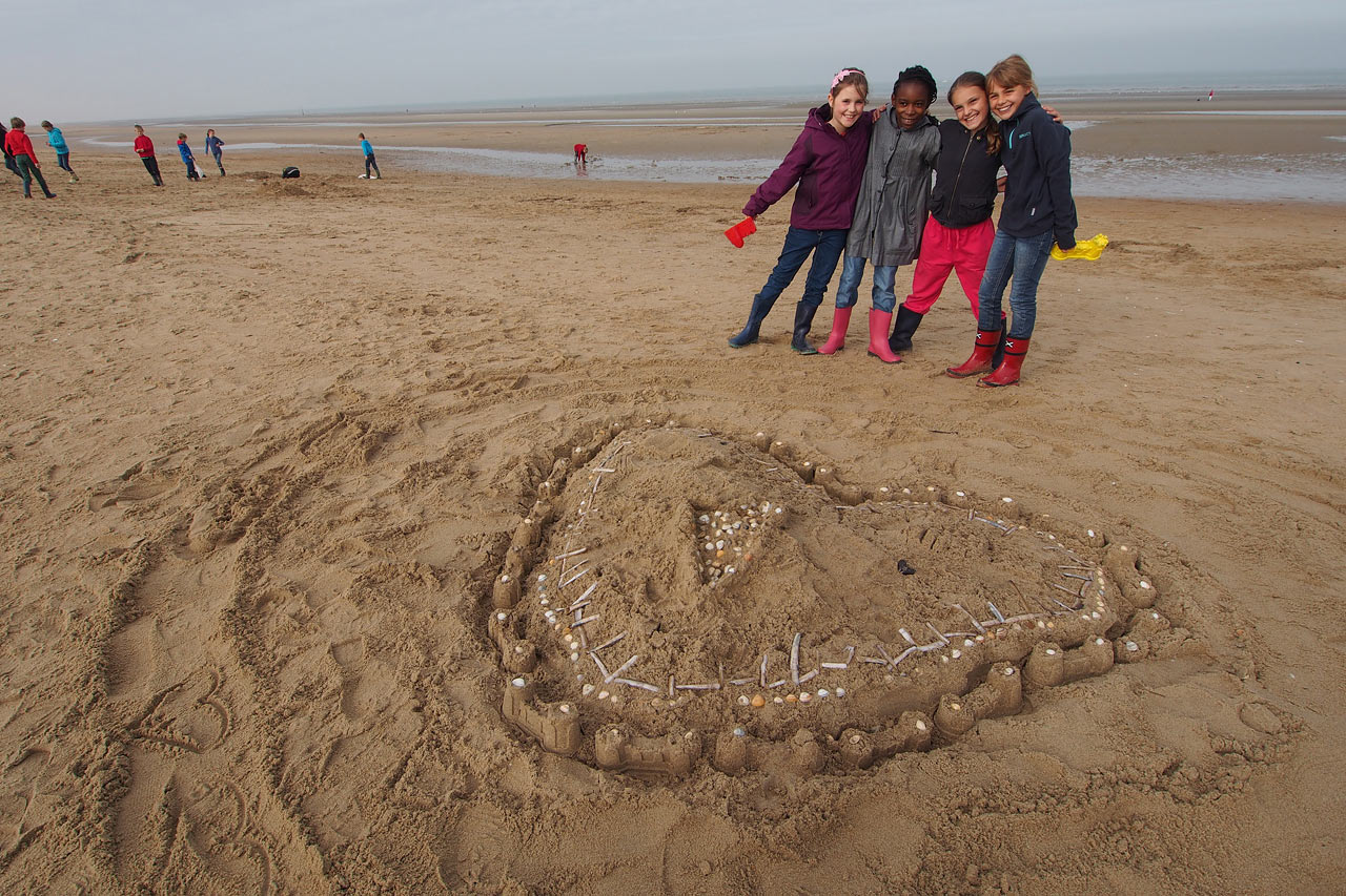 Sandburgen-Wettbewerb am Strand von Ster der Zee . Koksijde . Fotoclubtour Flandern 2013 (Foto: Manuela Hahnebach)