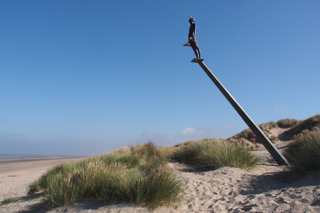 Skulptur Der Wanderer (Melita Couta) am Strand von Oostduinkerke . Koksijde . Fotoclubtour Flandern 2013 (Foto: Andreas Kuhrt)