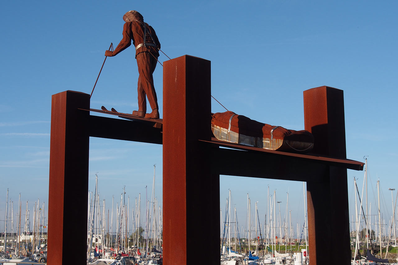 Skulptur De Poolreiziger (Der Polarforscher, Freddy Cappon) . Nieuwpoort . Fotoclubtour Flandern 2013 (Foto: Manuela Hahnebach)