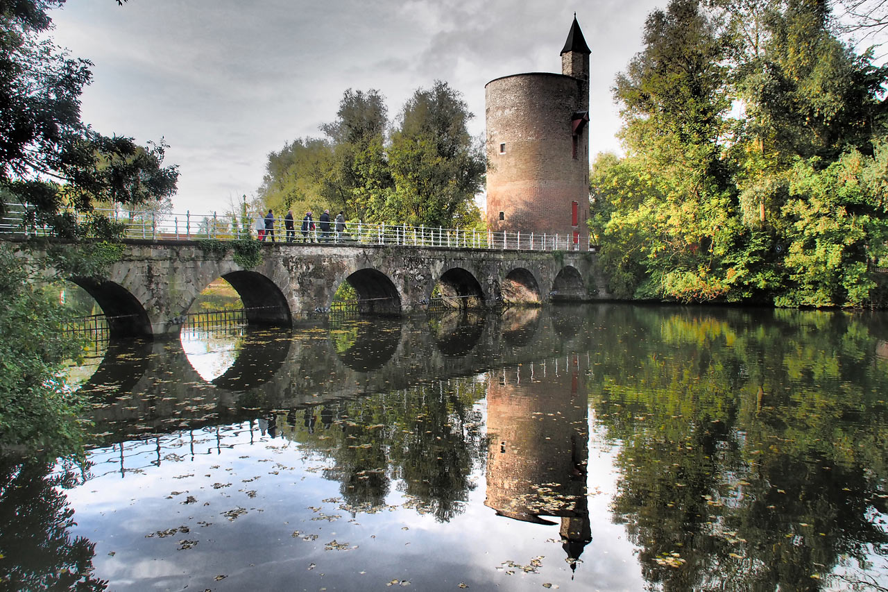 Minnewaterbrug mit Poertoren (Pulverturm) . Brügge . Fotoclubtour Flandern 2013 (Foto: Andreas Kuhrt)