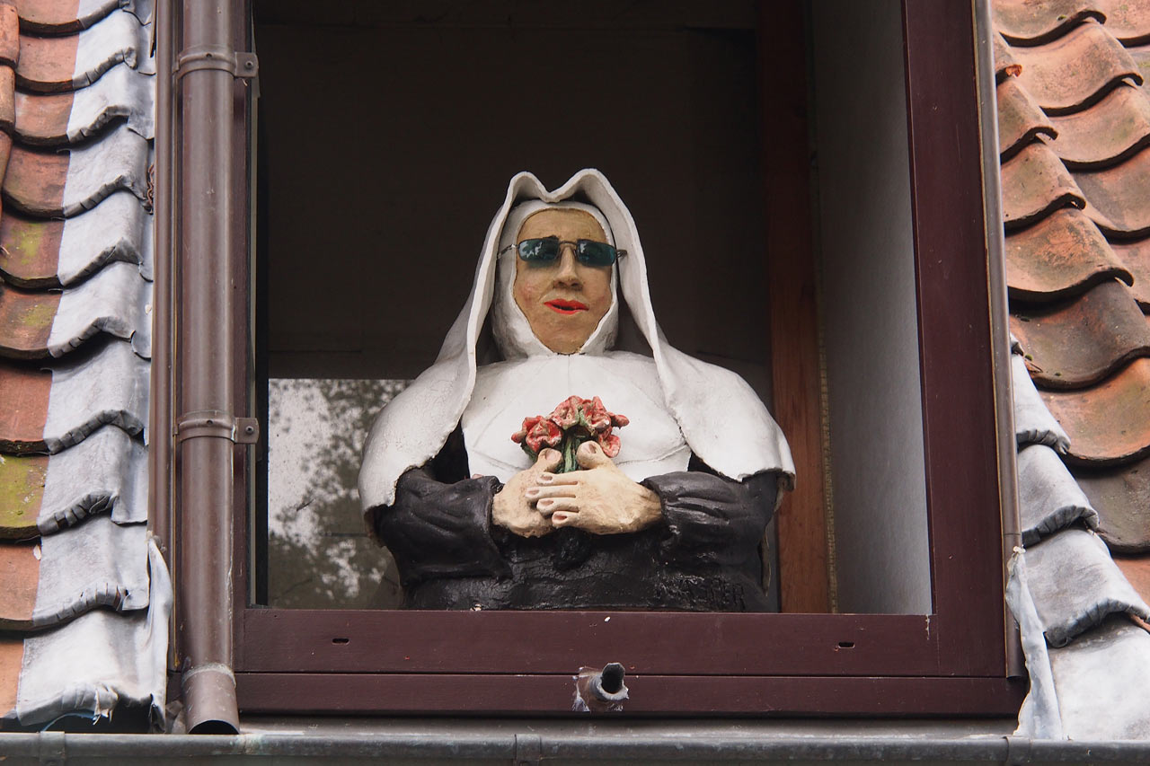 Nonnenfigur beim Beginenkloster . Brügge . Fotoclubtour Flandern 2013 (Foto: Andreas Kuhrt)