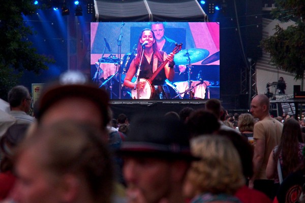 Großbildschirm . Rhiannon Giddens (USA) . TFF . Rudolstadt . 2015 (Foto: Andreas Kuhrt)