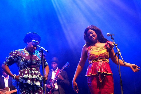 Tänzerinnen . Les Ambassadeurs (Mali) . TFF . Rudolstadt . 2015 (Foto: Andreas Kuhrt)