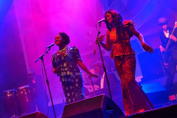 Tänzerinnen . Les Ambassadeurs (Mali) . TFF . Rudolstadt . 2015 (Foto: Andreas Kuhrt)