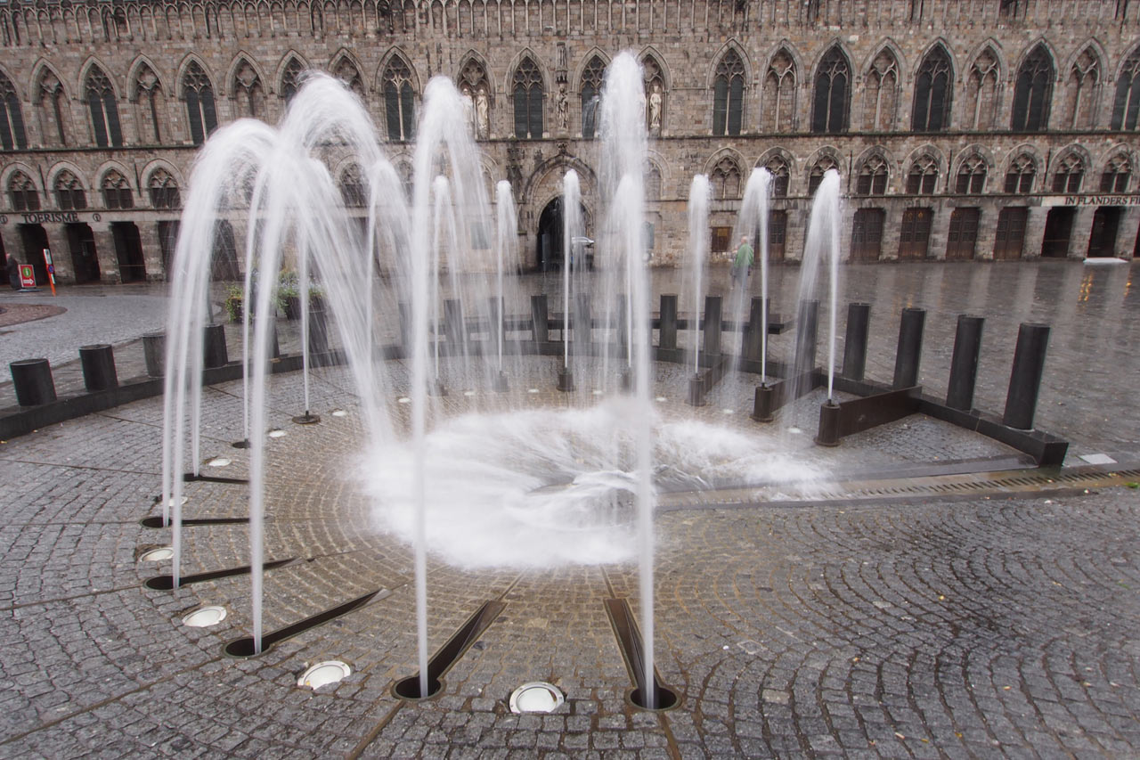 Springbrunnen vor der Tuchhalle . Ypern . Fotoclubtour Flandern 2013 (Foto: Andreas Kuhrt)