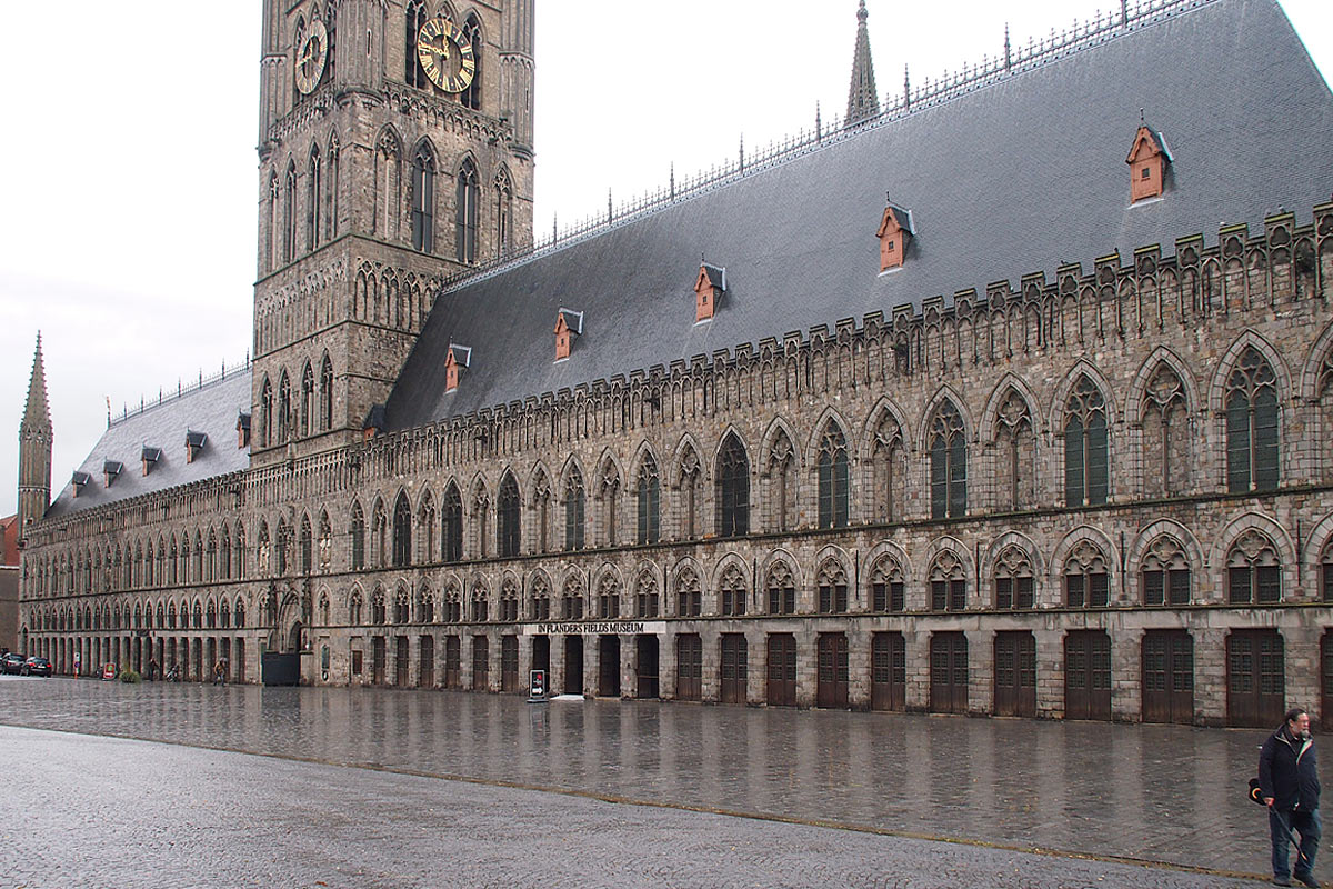 Tuchhalle in Ypern . Fotoclubtour Flandern 2013 (Foto: Andreas Kuhrt)