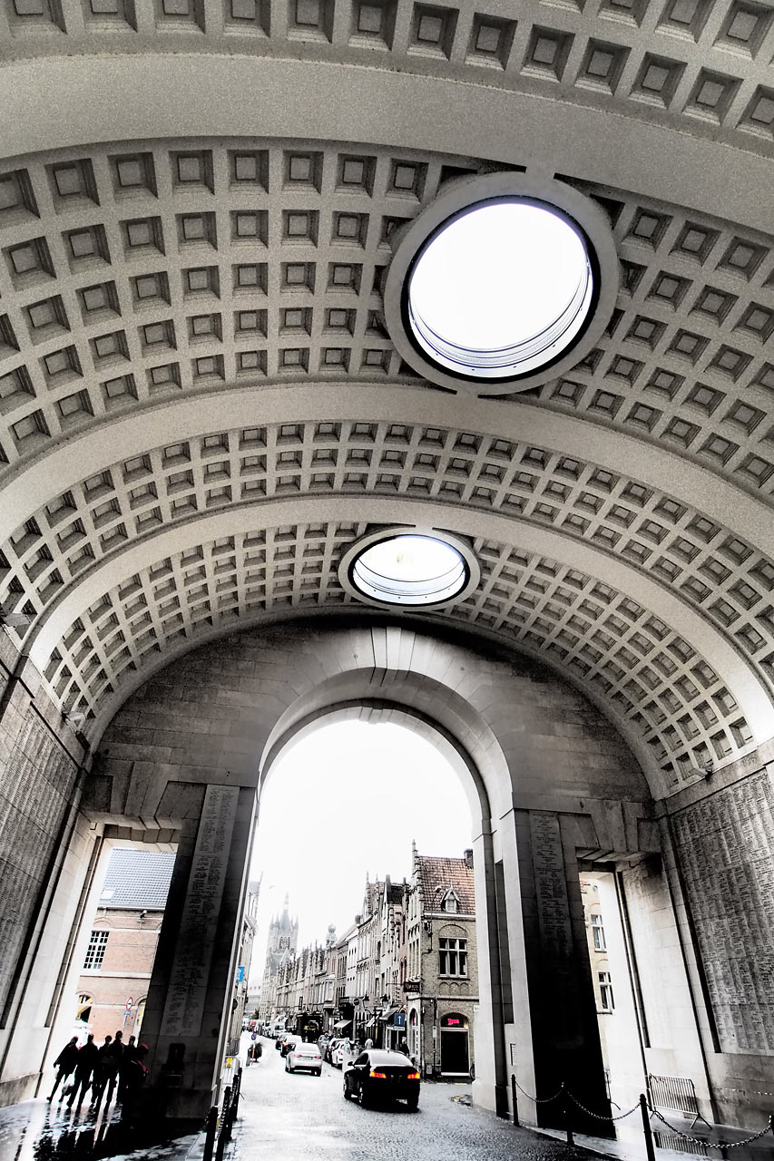 Menenpoort (Menen-Tor) in Ypern . Fotoclubtour Flandern 2013 (Foto: Andreas Kuhrt)