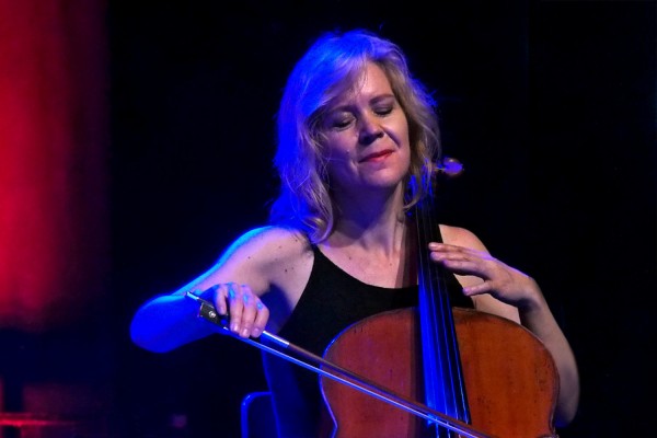 Cellistin . Vassvik (Norwegen) . TFF . Rudolstadt . 2015 (Foto: Andreas Kuhrt)