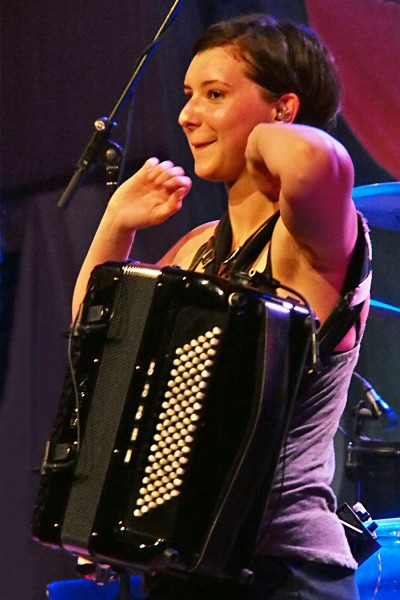 Amy Thatcher . Monster Ceilidh Band (England) . TFF . Rudolstadt . 2015 (Foto: Andreas Kuhrt)